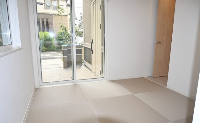 《B号棟 和室》「お帰りなさい」が嬉しい、玄関ポーチと繋がる和室。掃き出し窓からはポーチの草花や広場が目の前に広がります。(イメージ図)