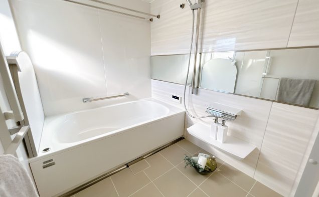 保温効果を高める保温材を全体に施した温かな浴室。壁面はお手入れが簡単なホーローパネルです。 
