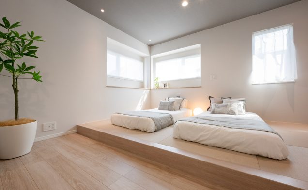 主寝室の畳スペースは旅館を彷彿とさせる特別なしつらえ。空間に広がりを与える出窓カウンターや、使いやすいウォークインクローゼットも備えています。