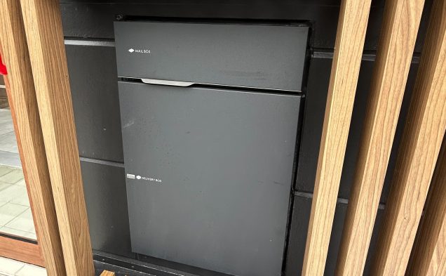 インナーポーチには宅配ボックス付きポストを設置しており、不在時でもスムーズに荷物を受け取ることができます。