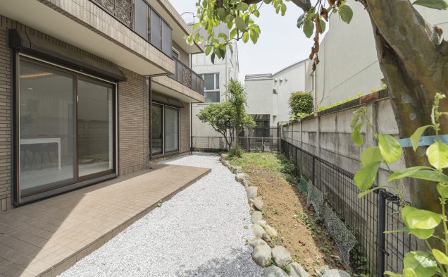 南面の大開口から続く専用庭には、やわらかな陽光とそよ風が満ちる緑のひととき。光と風を身近に感じながら、暮らしの中に自然を取り込むことができる、開放感あふれるプライベートガーデンです。