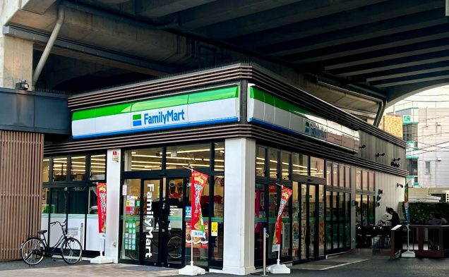 ファミリーマート 石神井公園駅西店／徒歩3分