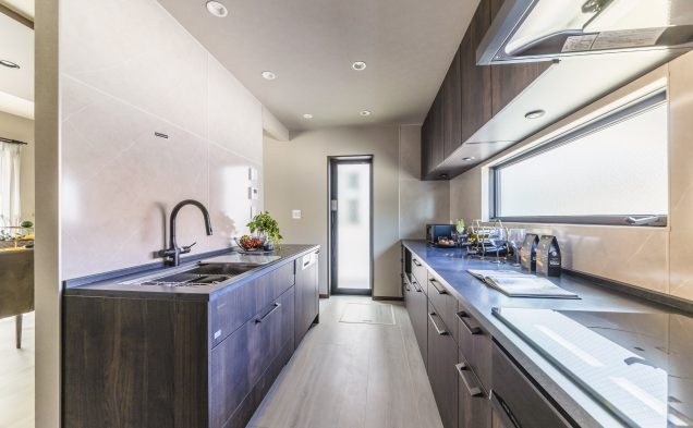 AEG社製の大型食器洗い機や浄水器付きのタッチレス水栓など、洗練されたデザインと機能性を兼ね備えたキッチンです。