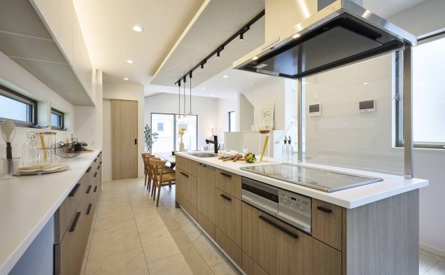 浄水器一体の水栓に加え、約5人分の食器洗いが可能な食器洗い乾燥機など機能的かつデザインに優れたキッチンです。