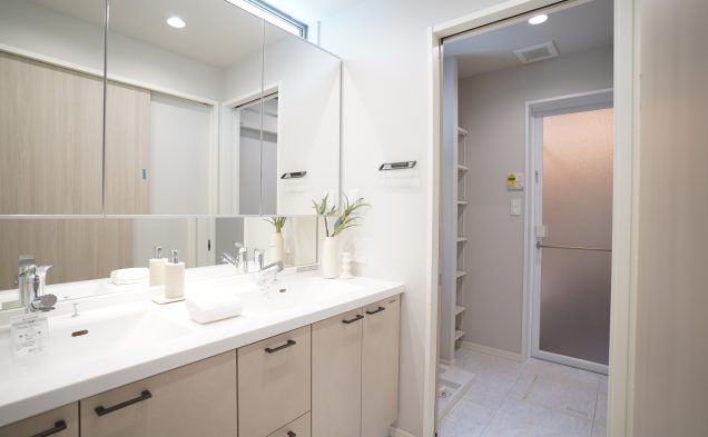 洗面ボウルを2つ設置し、朝の混み合う時間帯もよりスムーズに。大容量の三面鏡裏収納は散らかりがちな洗面台をきれいに保ちます。