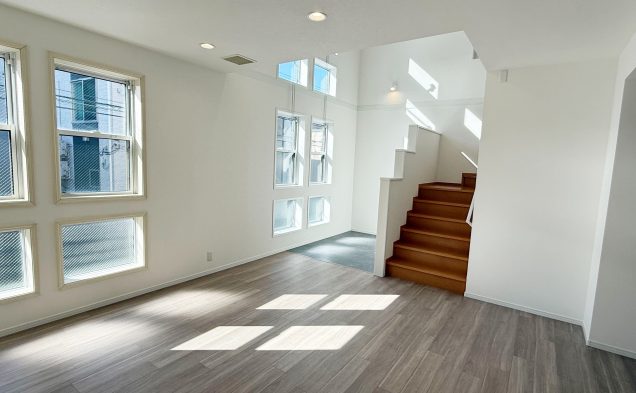 ＬＤＫ約33.9帖（インナーテラス＋ホール含む）。吹抜け＋インナーテラスで奥行きが生まれ、リビングの居心地を高めた空間設計。