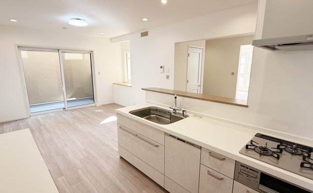 ダイニングはキッチン側に端正にまとまり、リビングとは緩やかに分節。シーンを切り替えられるセパレート設計です。