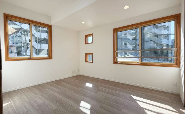 ２面採光で明るさを確保した洋室。家具配置の自由度が高く、子ども部屋・書斎・趣味部屋まで幅広く使える実用的な一室。