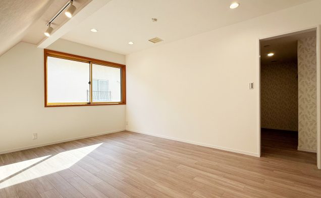 勾配天井がつくる、伸びやかな主寝室10.5帖。4.8帖のWICが併設しており、空間の美しさを崩さず暮らせます。