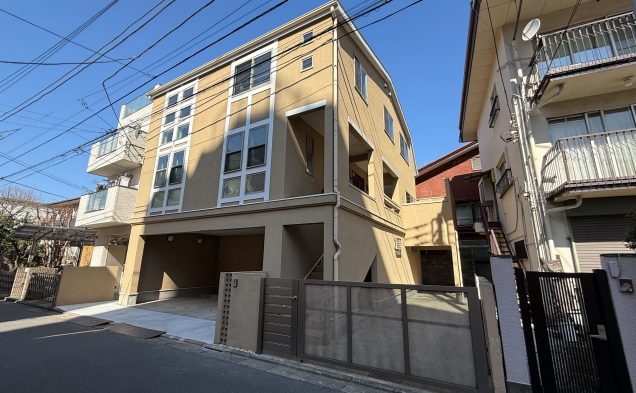 駐車４台分を確保した、１階ガレージの３階建邸宅。住まいのスケールと駐車計画を両立させた、都市型設計。